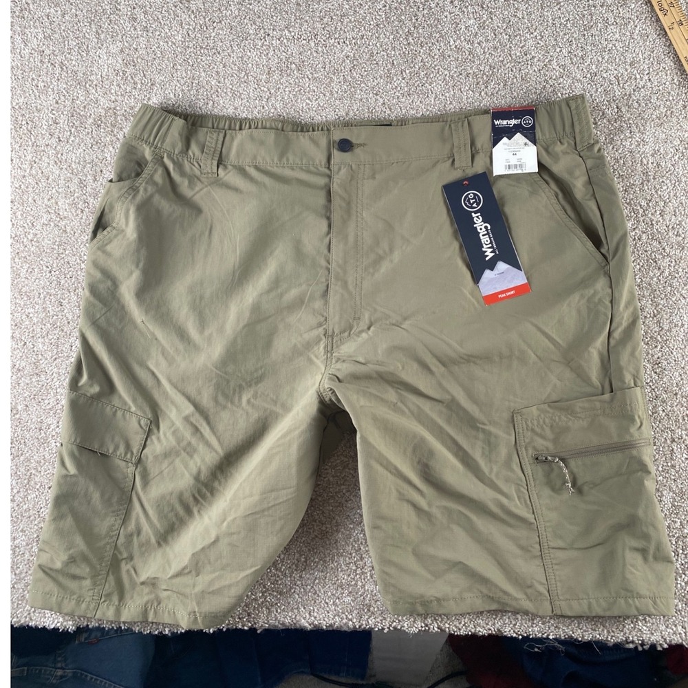 Wrangler ATG Men 44 Olive Green Peak Cargo Shorts 10 Inseam 112369405 NWT Snag